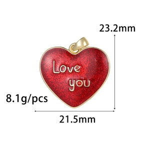 Détail du pendentif cœur de 23,2 mm avec texte Love You et fini pailleté rouge