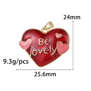 Vue détaillée d'un pendentif coeur rouge scintillant avec texte Be lovely et tailles