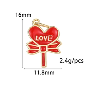 Détail du pendentif sucette coeur rouge avec texte LOVE et dimensions 16x11,8 mm
