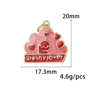 Vue détaillée du pendentif cœur à paillettes roses avec dimensions 20mm de haut et 17,3mm