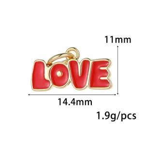 Vue détaillée des dimensions d'un pendentif LOVE de 14,4 mm en émail rouge et cadre doré