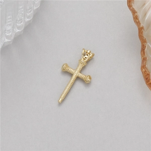 Colgante de cruz dorada con textura de escamas para bisutería DIY y diseño de pendientes