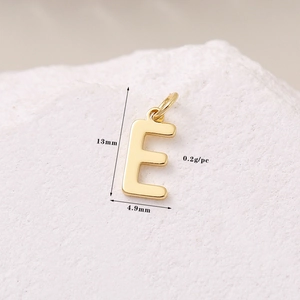 Makroansicht von 14K Gold gefülltem Buchstaben E Anhänger mit Maßen 13mm mal 4,9mm
