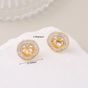 Dettaglio della montatura per orecchini di perle in oro 14K con zirconi micro-pave 17,56mm