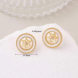Orecchini cuore in oro 14K con fiore in smalto bianco e dettagli in zirconi micro-pavé