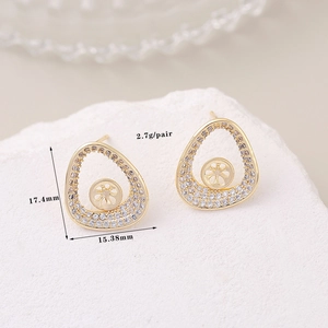 Dettaglio di orecchini a cuore in oro con pavé di zirconi, misura 17,4x15,38 mm