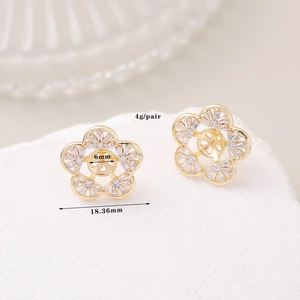 Detailed view of cubic zirconia four-leaf clover earring mount with 18mm diameter