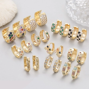 Sammlung goldener Huggie-Ohrringe mit bunten Zirkonsteinen in verschiedenen Designs