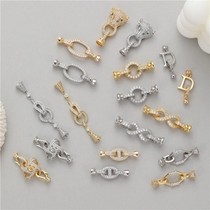 Lussuose chiusure per gioielli in zirconi con design a leopardo e lettera D in oro e argento