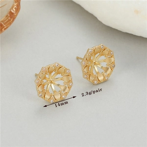 Dettaglio di basi per orecchini a fiore oro 14mm con zirconi micro-intarsiati per fai da te