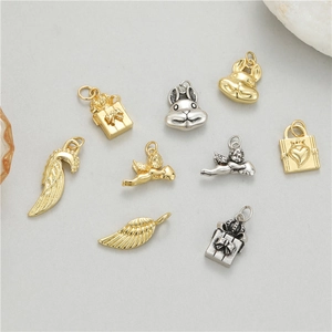 Verschiedene DIY-Anhänger in Gold und Silber, inklusive Engel, Flügel und Geschenkboxen