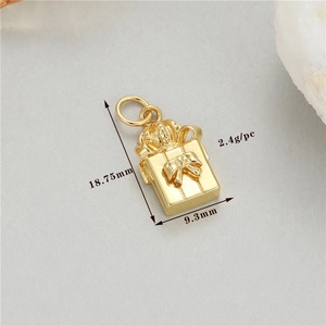 Detail eines 14K vergoldeten Geschenkbox-Anhängers mit Krone und Schleife für DIY-Schmuck