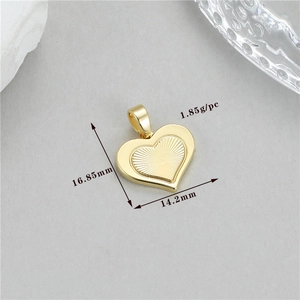 Détail macro du pendentif en forme de cœur doré montrant les dimensions 16,85mm et 1,85g