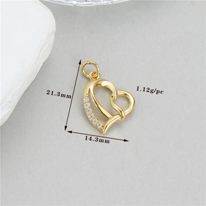 Détail d'un pendentif cœur doré avec dimensions de 21,3 mm et micro-incrustations de zircons