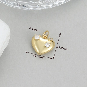 Vue détaillée d'un pendentif cœur doré de 3,4g avec cristaux de zircon blancs et dimensions