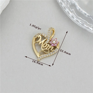 Détail du pendentif cœur Mom avec zircons blancs et fleur rose sur métal doré