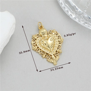 Vue macro du pendentif cœur doré montrant les détails creux et dimensions 35,8mm x 24,25mm