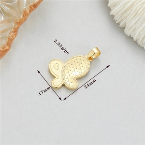 Detalle de colgante de mariposa chapado en oro 14K con textura de corazón 17mm x 24mm