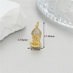 Vue détaillée du pendentif Bouddha plaqué or 14K avec oxydes de zirconium et dimensions