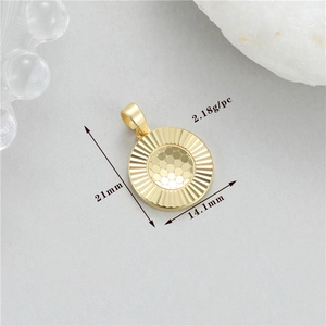 Primer plano detallado de colgante bañado en oro de 14K con textura radial y medidas