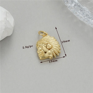 Vue détaillée d'un pendentif chef indien plaqué or 14K, dimensions 19mm x 13mm