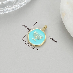Pendentif octogonal en émail bleu clair plaqué or 14K avec motif Menora et détails