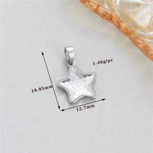 Detalle macro del colgante de estrella chapado en oro 14K con textura y dimensiones