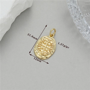 Détail du pendentif Saint Benoît plaqué or 14K avec dimensions 21,6mm x 12mm