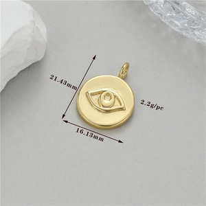 Détail du pendentif œil protecteur plaqué or 14K avec dimensions de 21,43x16,13mm