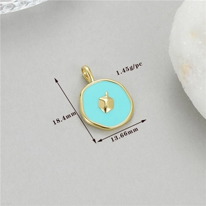 Macro de ce pendentif toupie en plaqué or 14K avec émail bleu ciel et dimensions