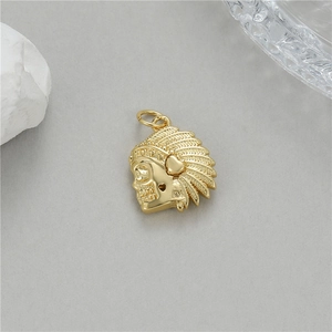 Pendentif crâne plaqué or 14K avec coiffe de plumes indiennes et détail de cœur
