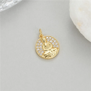 Pendentif Bouddha plaqué or 14K serti de zircons scintillants sur fond gris