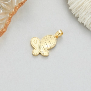 Colgante de mariposa bañado en oro de 14K con calado de corazón y detalles texturizados