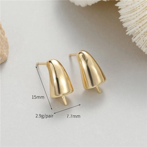 Dettaglio degli orecchini a corno dorati con dimensioni 15mm per 7,7mm su supporti
