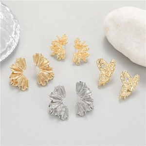 Orecchini artistici a ventaglio plissettato oro e argento con texture irregolare
