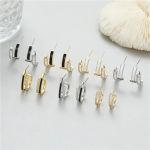 Orecchini a forma di U in oro e argento con pietre di zircone e smalto nero inciso