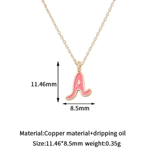 Detalle del colgante letra A bañado en oro 14K con esmalte rosa y dimensiones exactas del dije