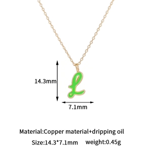 Detalle del colgante de letra L en cobre chapado en oro 14K con esmalte verde y medidas