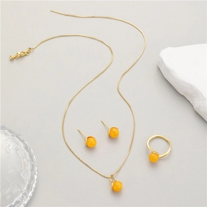 Elegantes Goldschmuck-Set mit Bernsteinperlen bestehend aus Halskette, Ohrringen und Ring