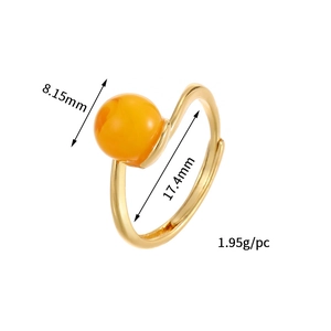 Goldener offener Ring mit bernsteinfarbenem Kugelstein und gewelltem Band-Detail