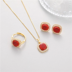 14k vergoldetes Schmuckset mit rotem Edelstein, Halskette, Ohrringen und offenem Ring