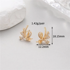 Detail van 14K vergulde strik oorbellen met zirkoon, afmetingen 18,15x12,2mm getoond