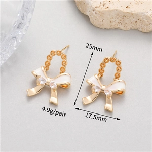Dettaglio orecchini a fiocco, dimensioni 25mm x 17,5mm, con zirconi e finitura perla