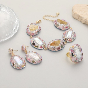 Luxuriöses Goldschmuck-Set mit Barockperlen und bunten Kristallen in einzigartigem Design