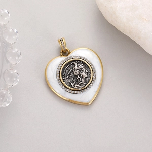Vintage Herzanhänger mit Münzrelief und Mikro-Pavé-Kristallen auf weißem Hintergrund