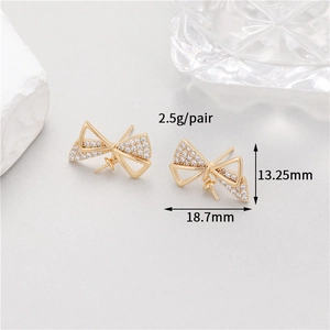 Detailopname van 14K gouden strikoorbellen met zirkonia en DIY hanger-lussen