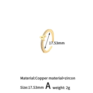 Detail eines verstellbaren Kupferrings Buchstabe A mit Zirkonia und 17,53 mm Durchmesser