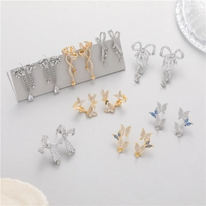 Elegante Schmetterlings-Ohrringe mit Quasten, Perlen und Kristallen in Gold und Silber