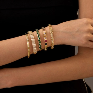 Set di cinque bracciali placcati in oro 14K con zirconi per un elegante look a strati