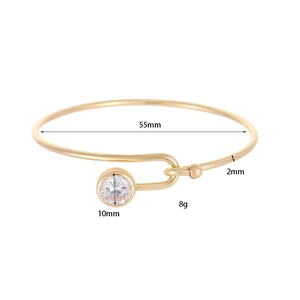 Dettaglio del bracciale geometrico dorato con diametro interno 55mm e zircone chiaro da 10mm